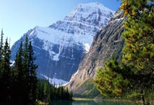 东升国际：英超积分榜：利物浦15分领跑切尔西升第四 争五一团乱.